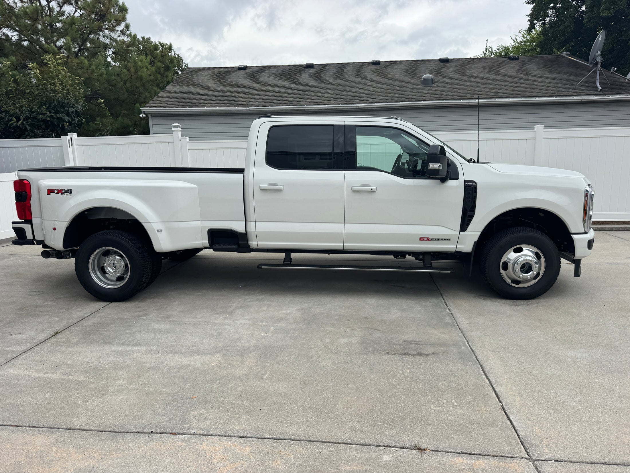 8x200 | 8.25x20  MPT Ford F-350 2005-Up Spare + Continental MPT81 275/80r20